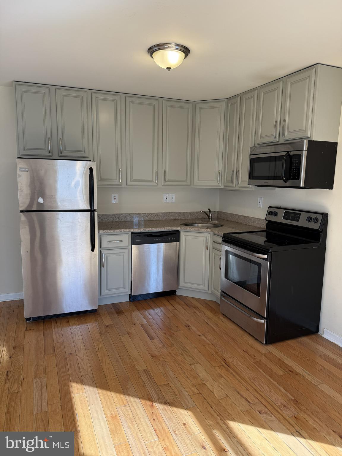 2400 W THOMPSON STREET