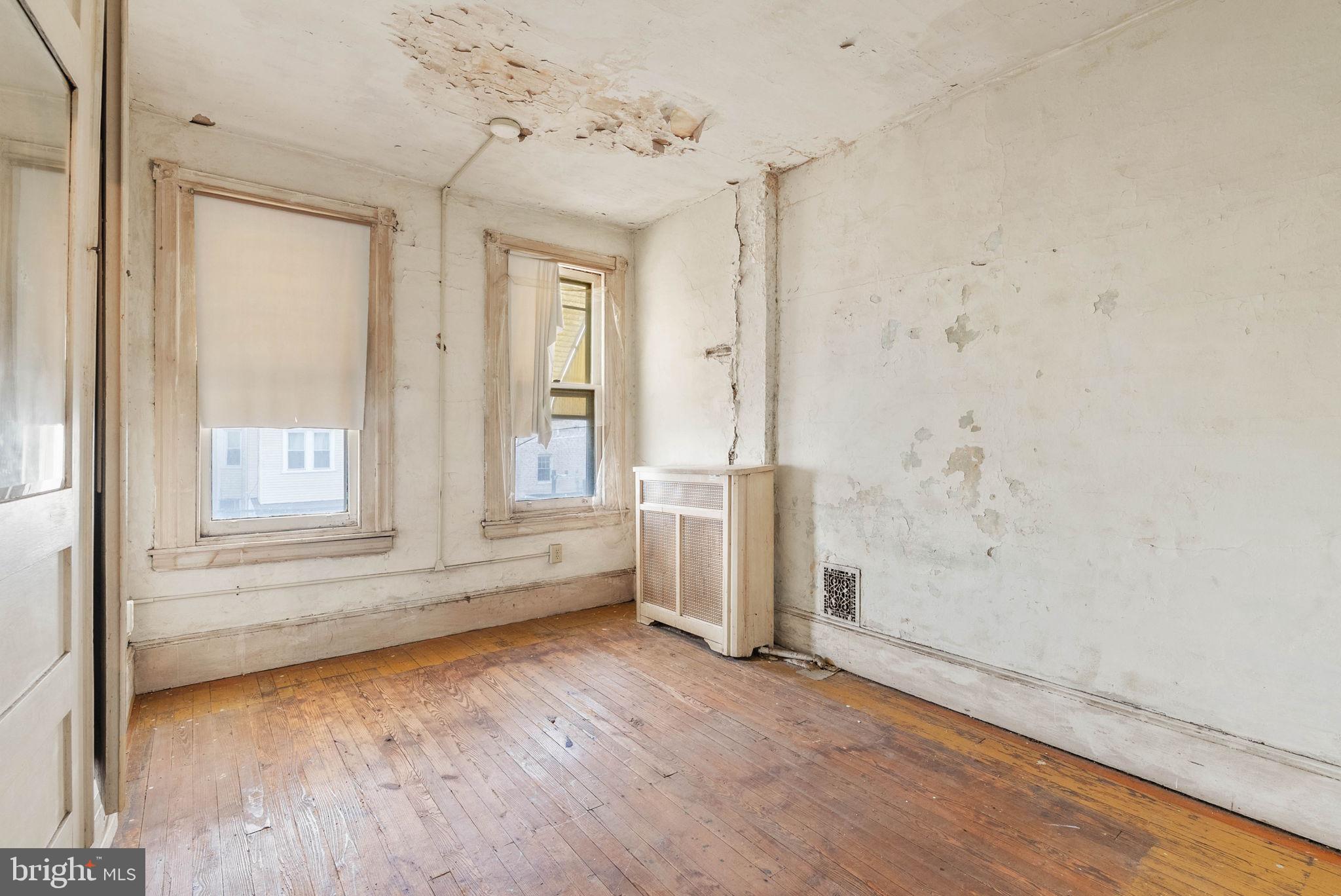 3063 E THOMPSON STREET