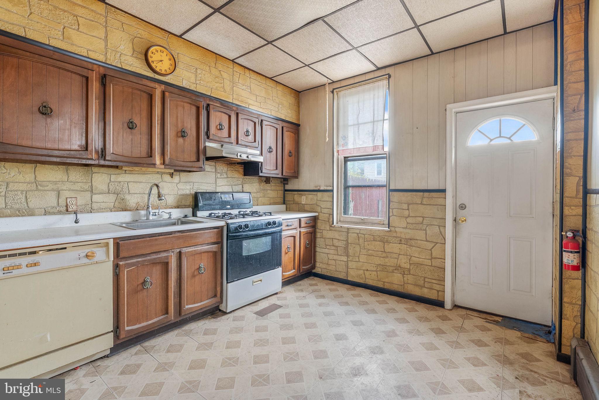 3063 E THOMPSON STREET