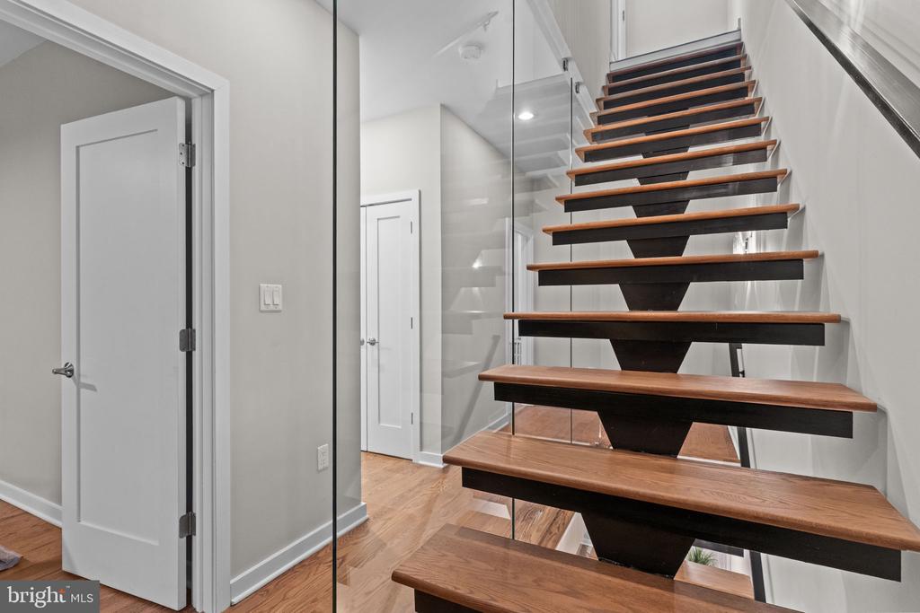 412 MOYER STREET 24 7