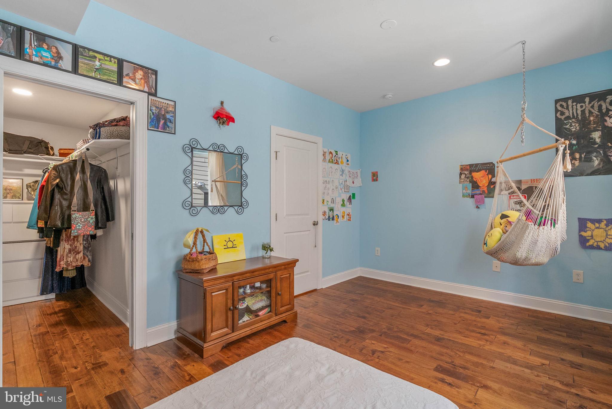 1423 S HOWARD STREET