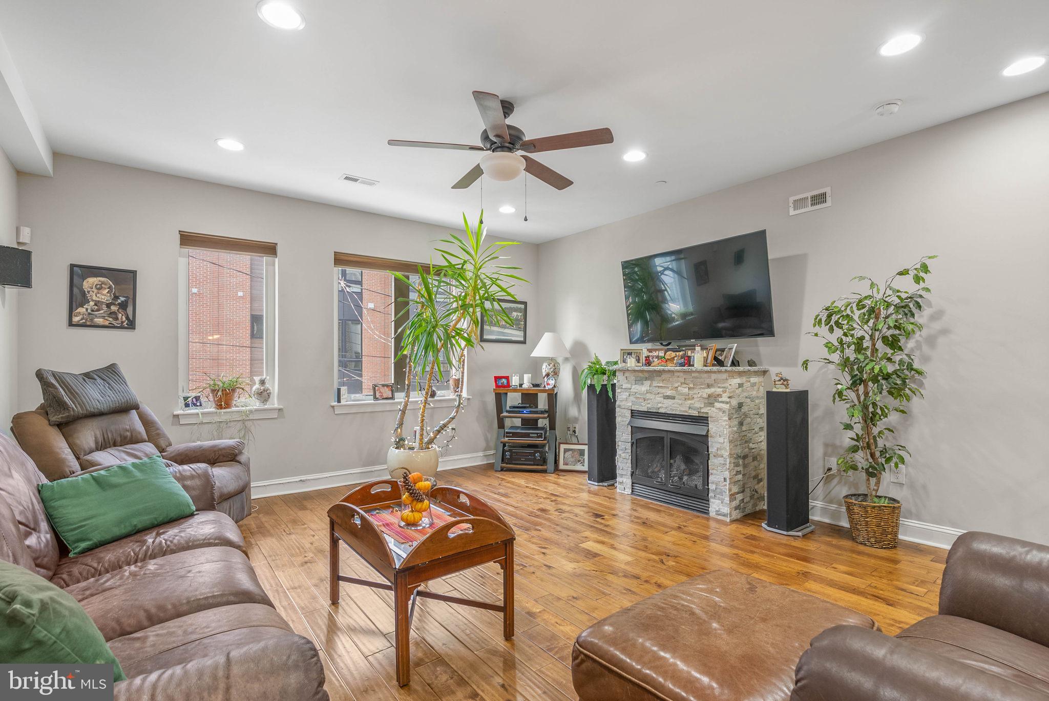 1423 S HOWARD STREET