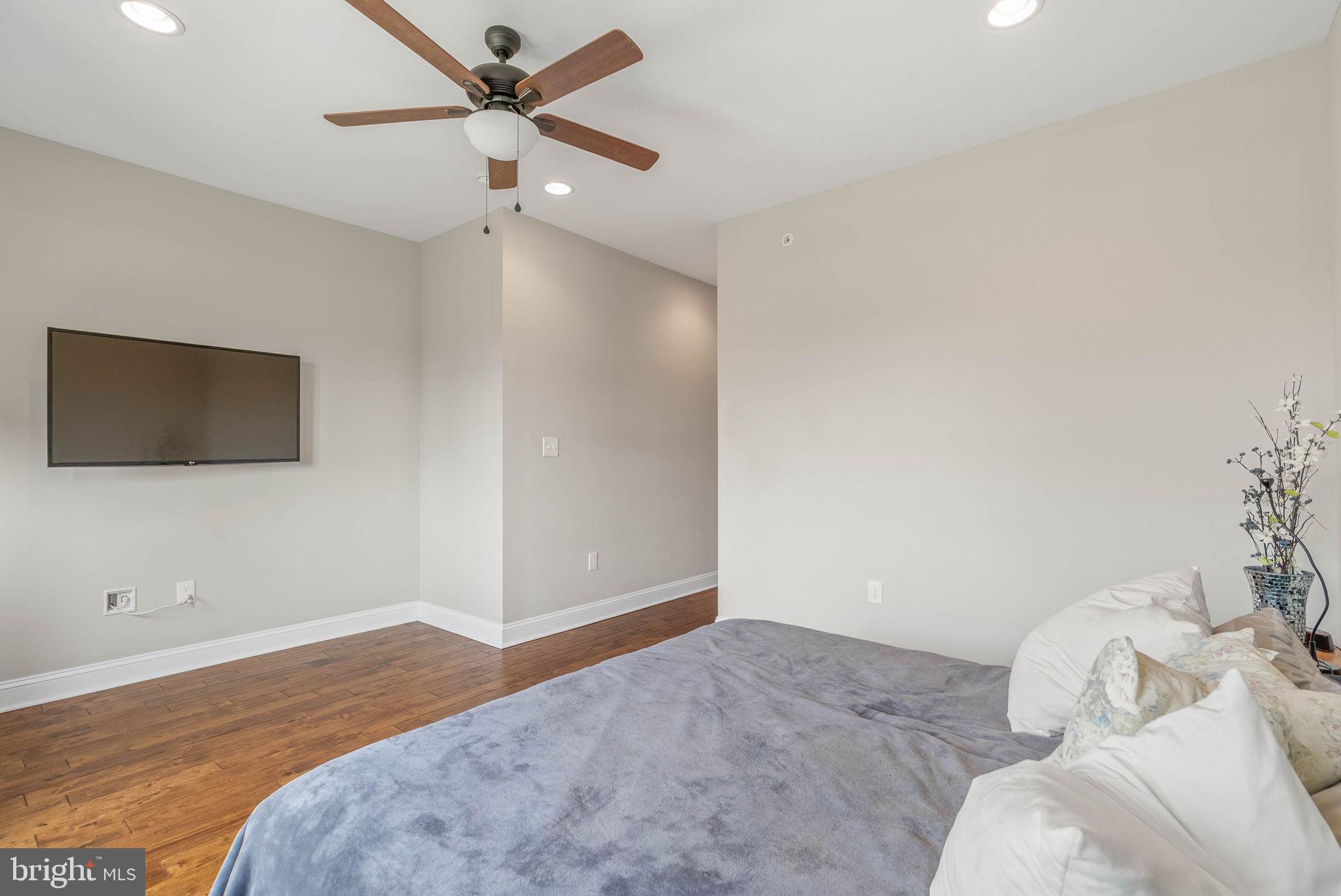 1423 S HOWARD STREET