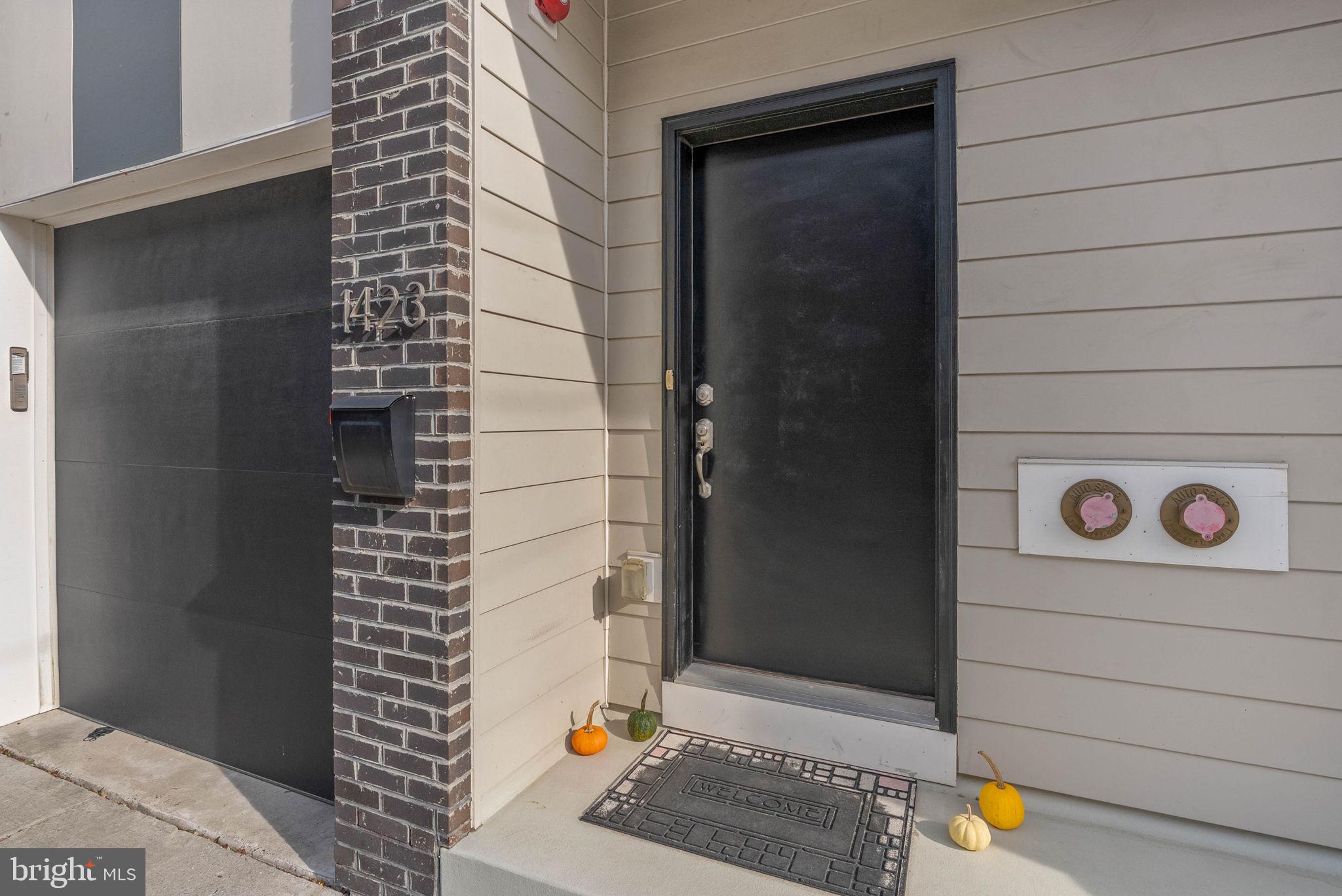 1423 S HOWARD STREET