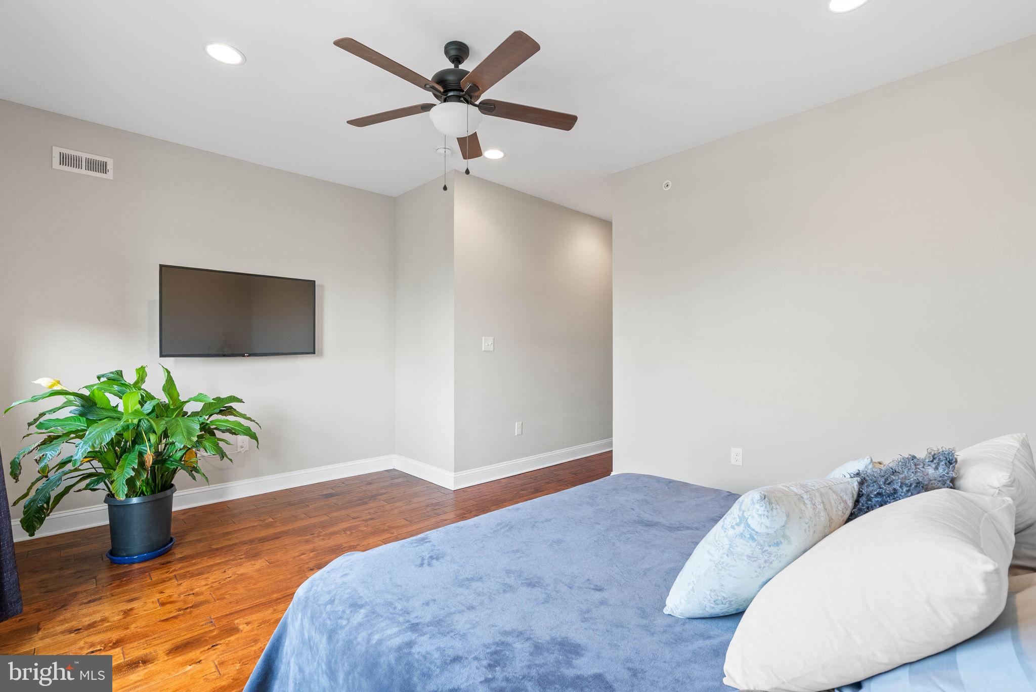 1423 S HOWARD STREET