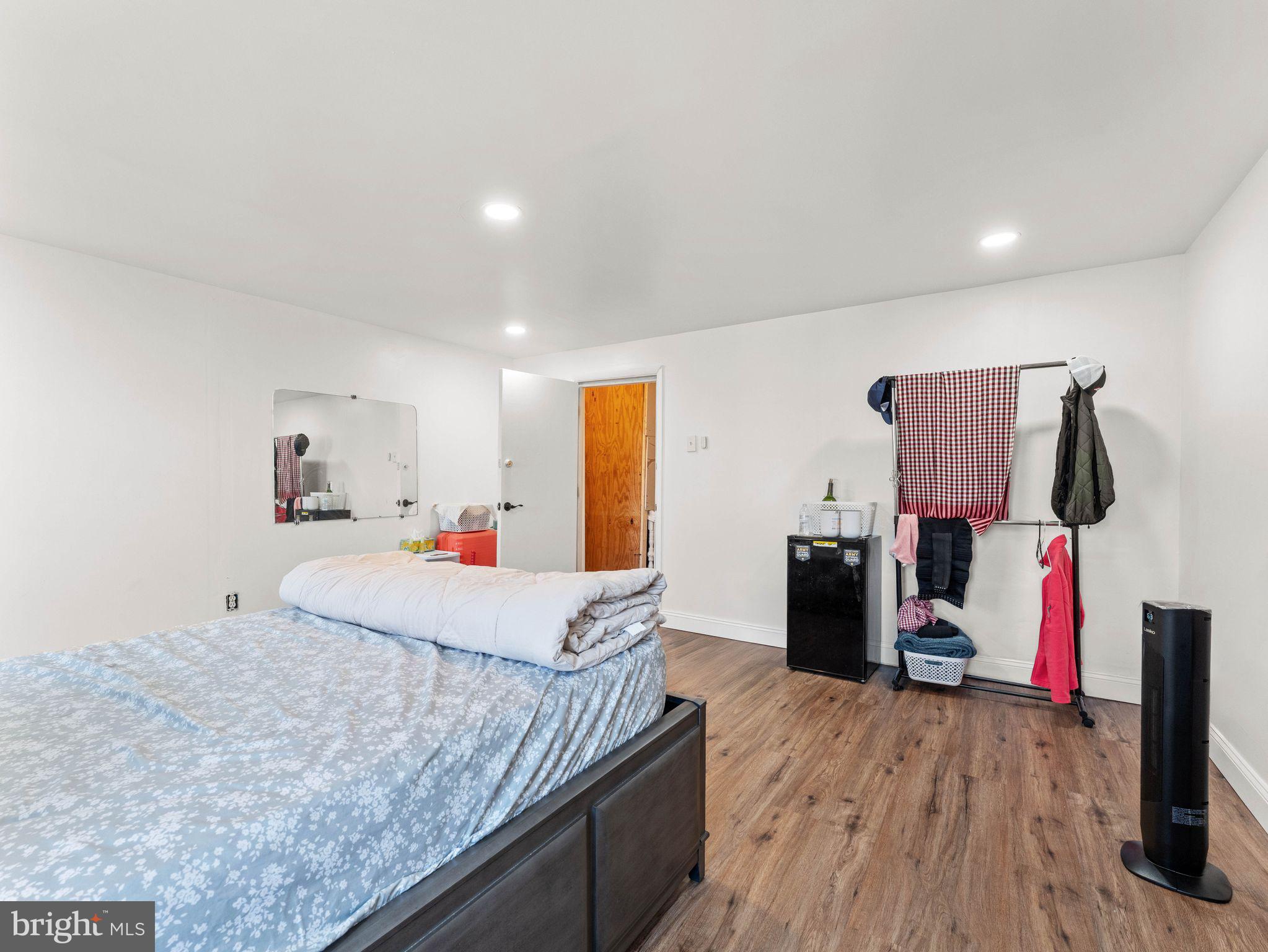 1542 W DIAMOND STREET