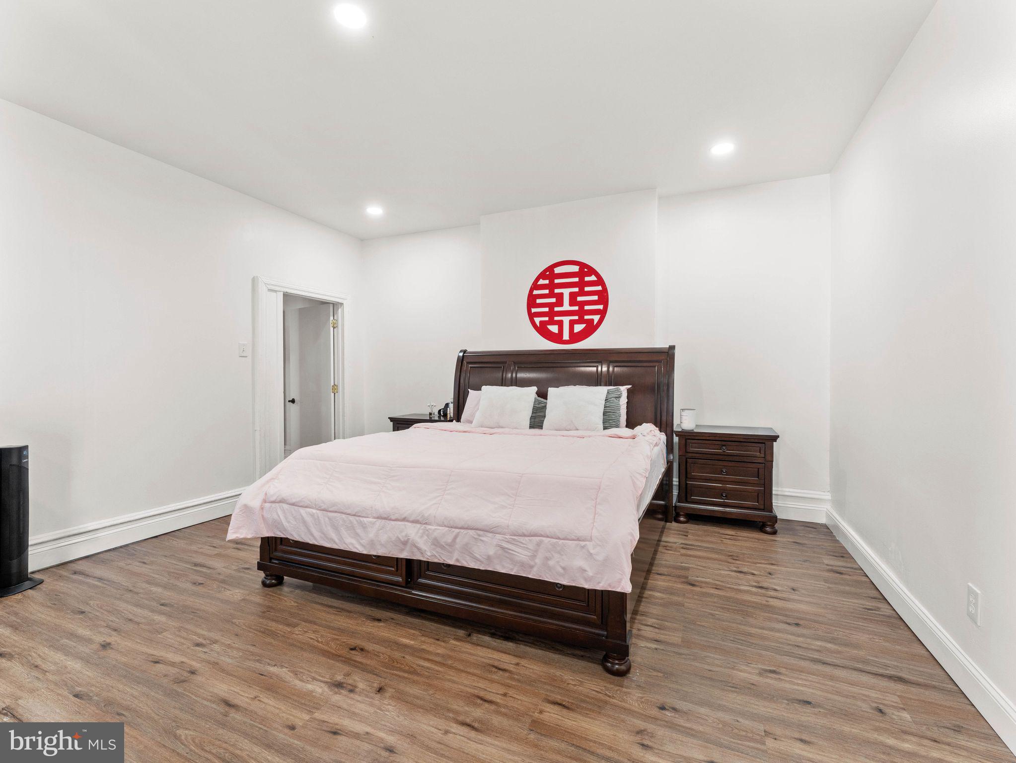 1542 W DIAMOND STREET