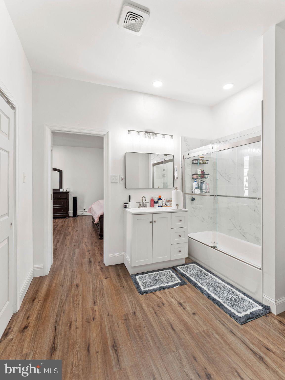 1542 W DIAMOND STREET