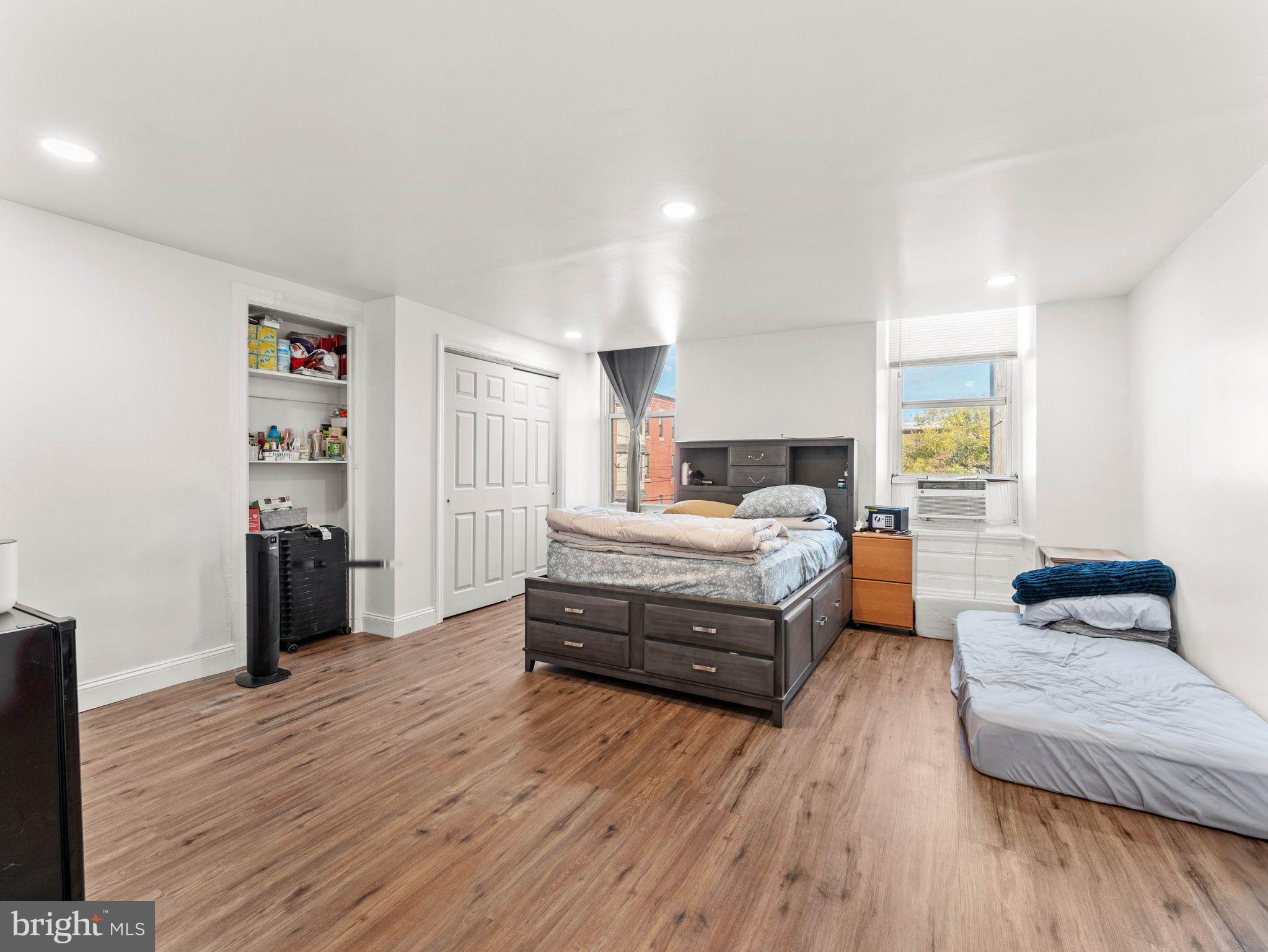 1542 W DIAMOND STREET