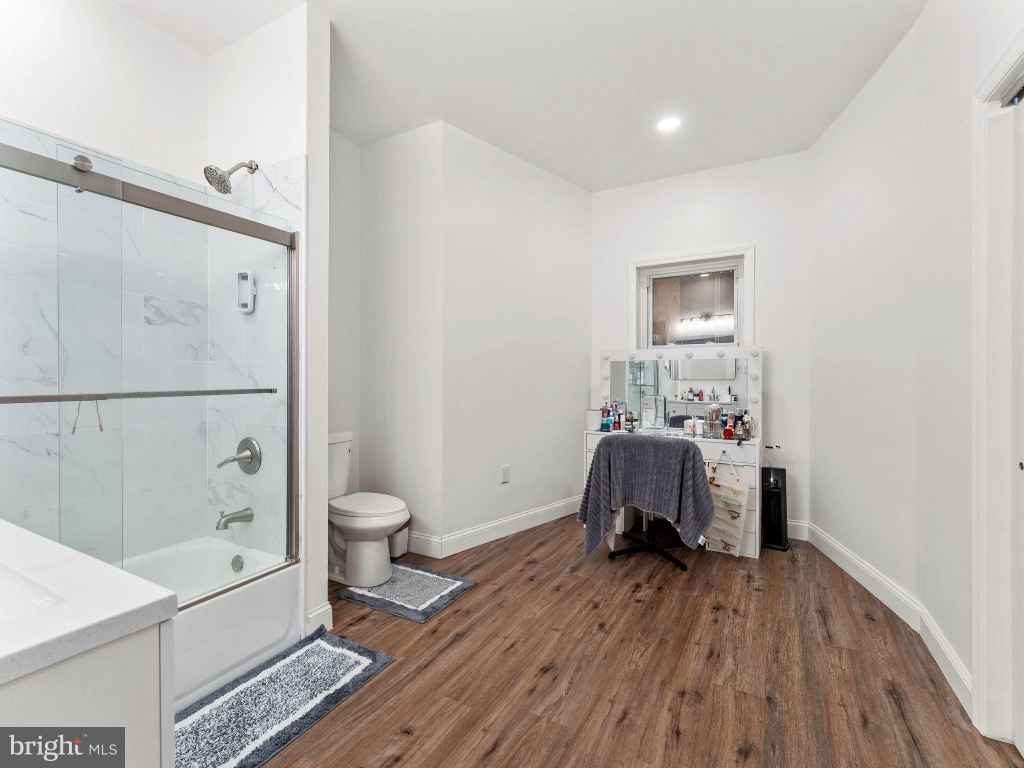 1542 W DIAMOND STREET