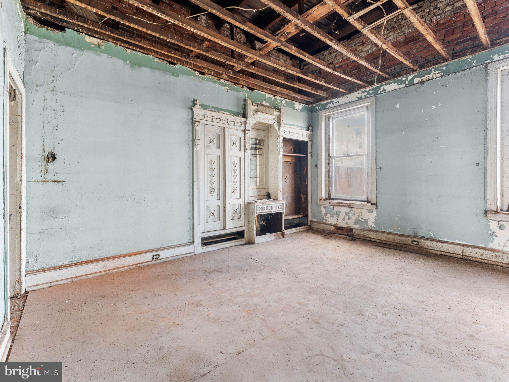 1542 W DIAMOND STREET