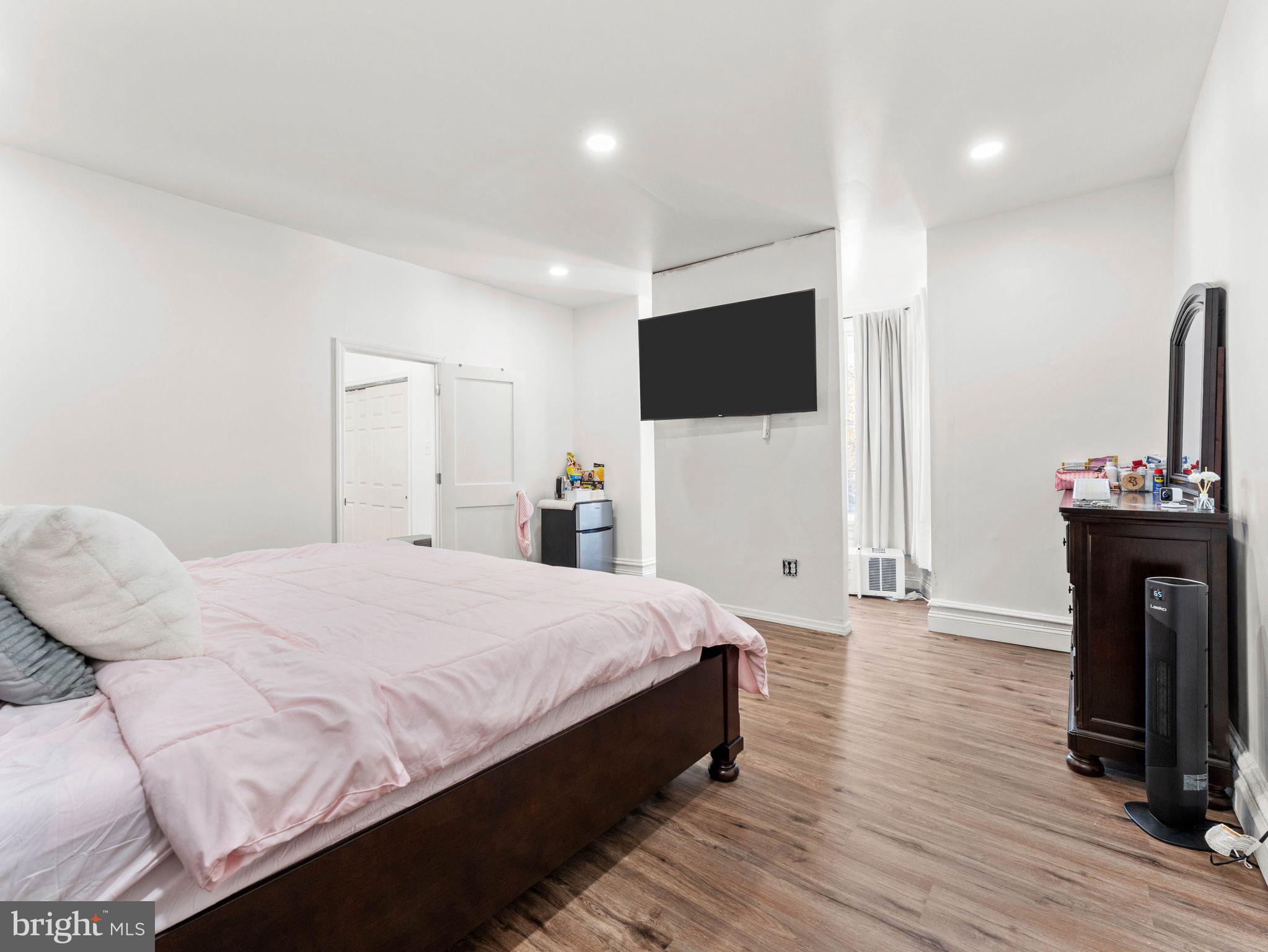 1542 W DIAMOND STREET