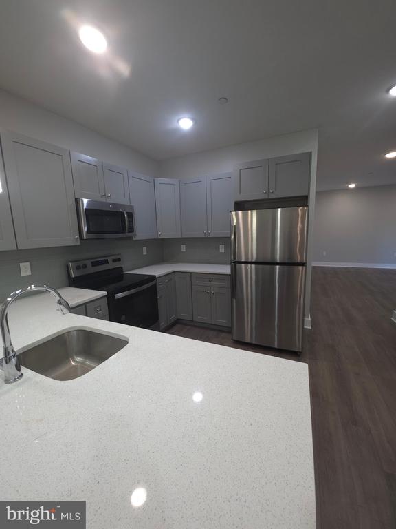 3925 HAVERFORD AVENUE 305