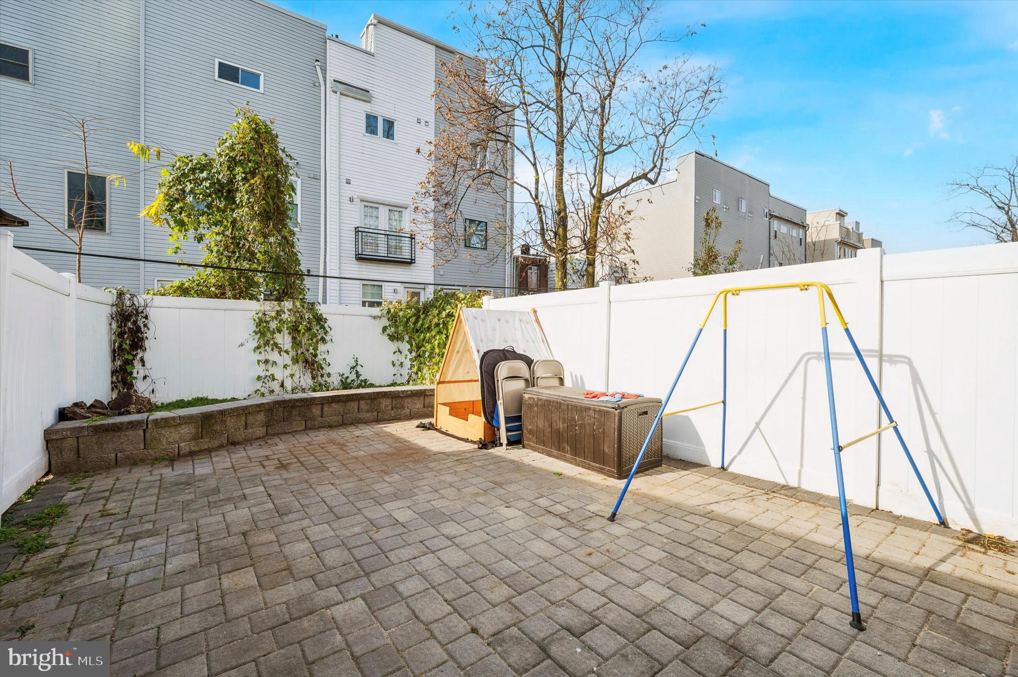 2034 E HUNTINGDON STREET