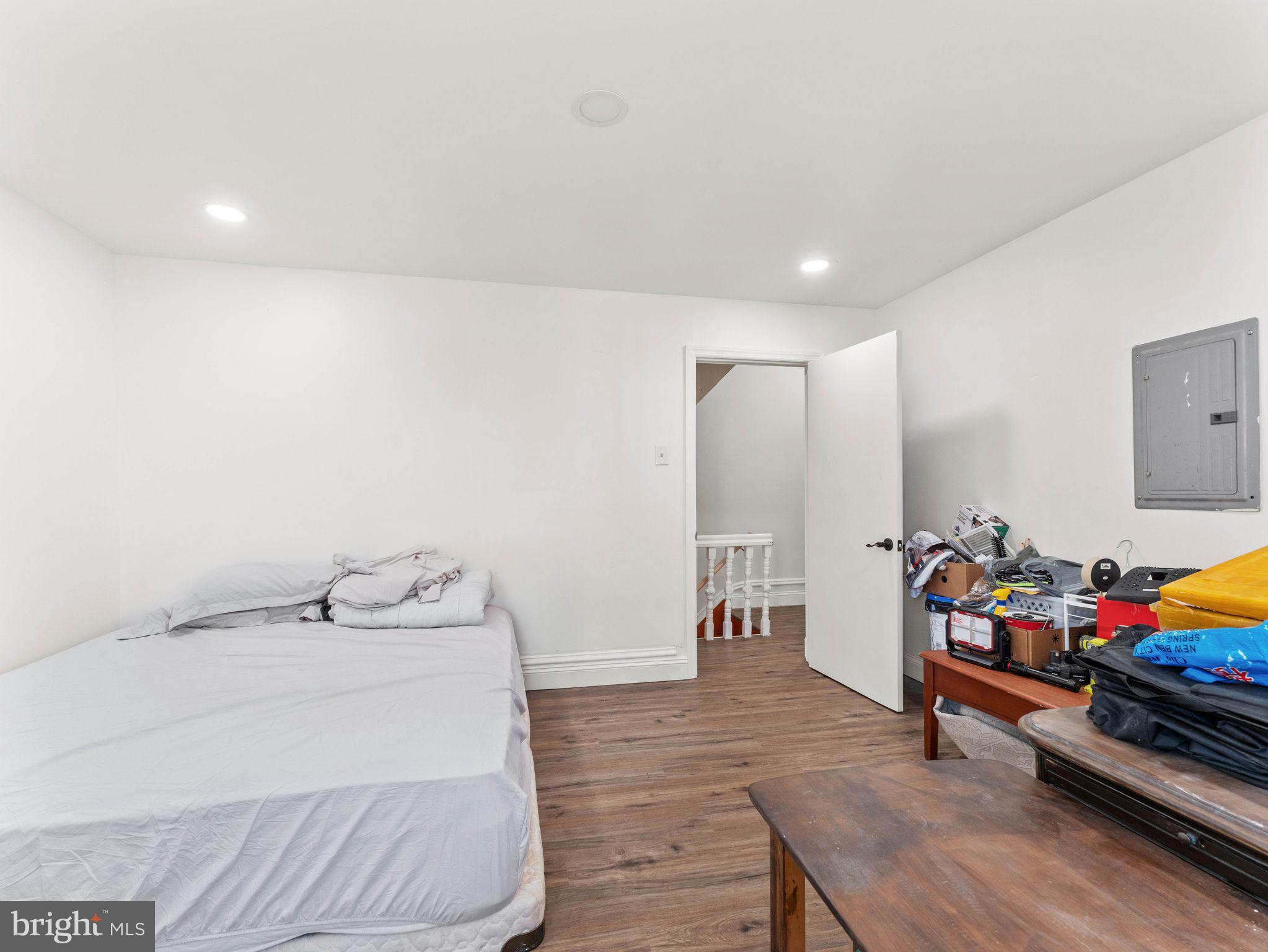 1542 W DIAMOND STREET