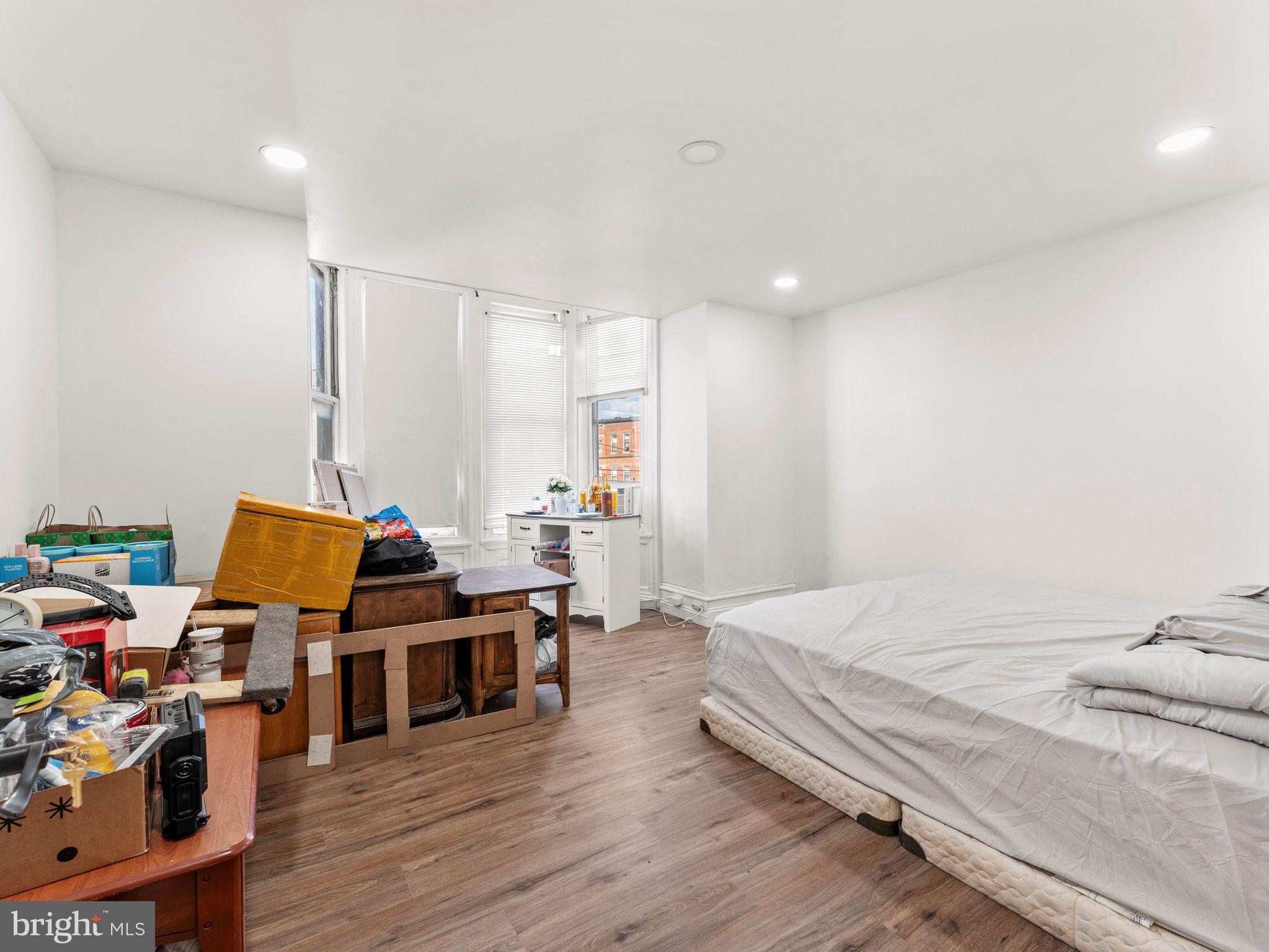 1542 W DIAMOND STREET