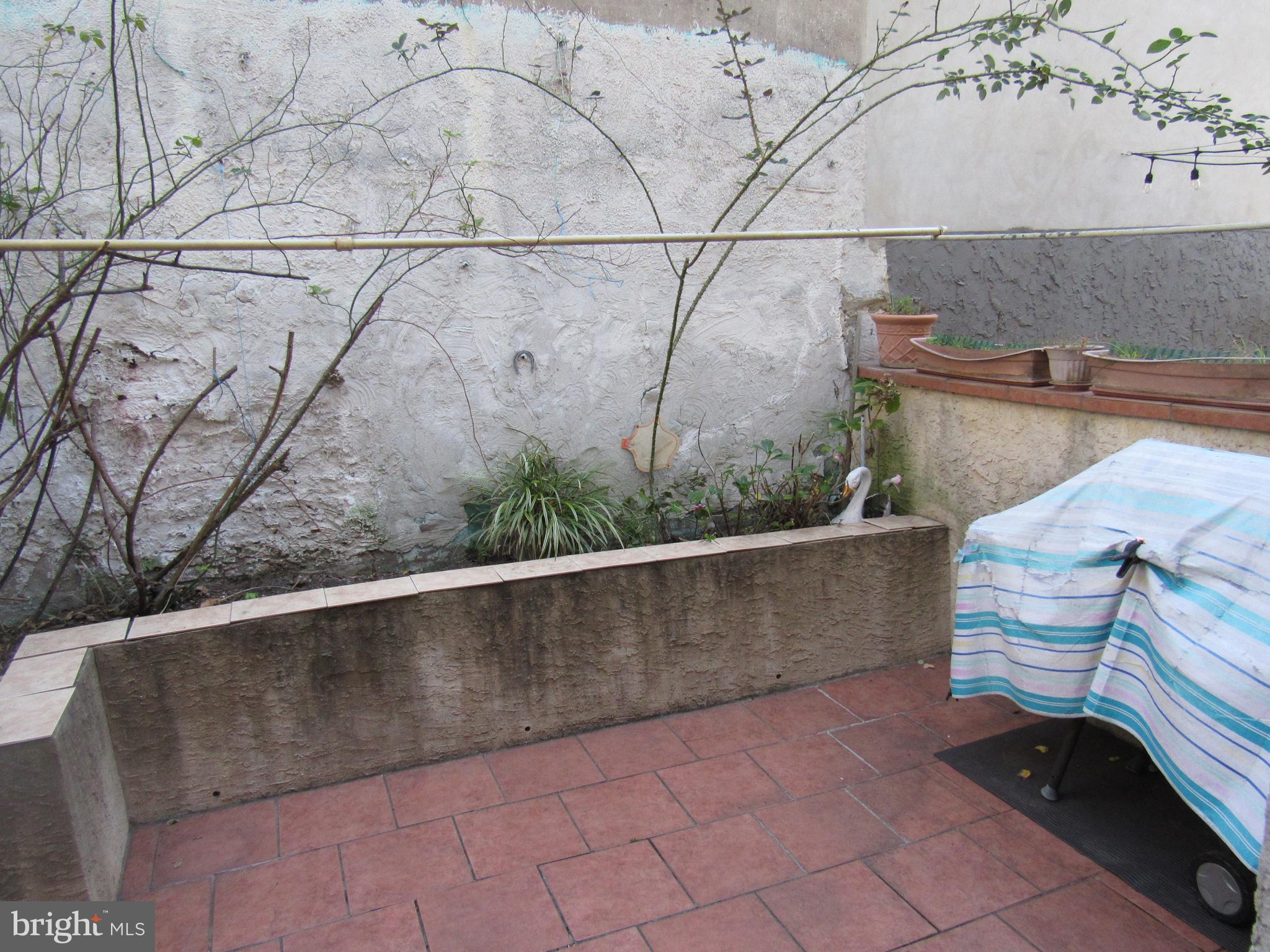 1033 CARPENTER STREET