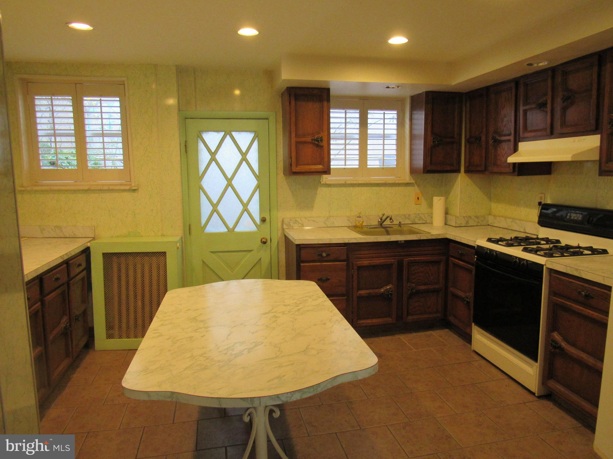 1033 CARPENTER STREET