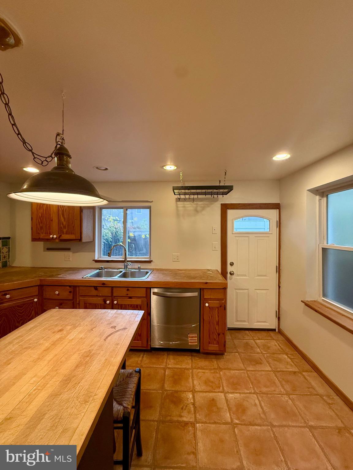 1249 E OXFORD STREET