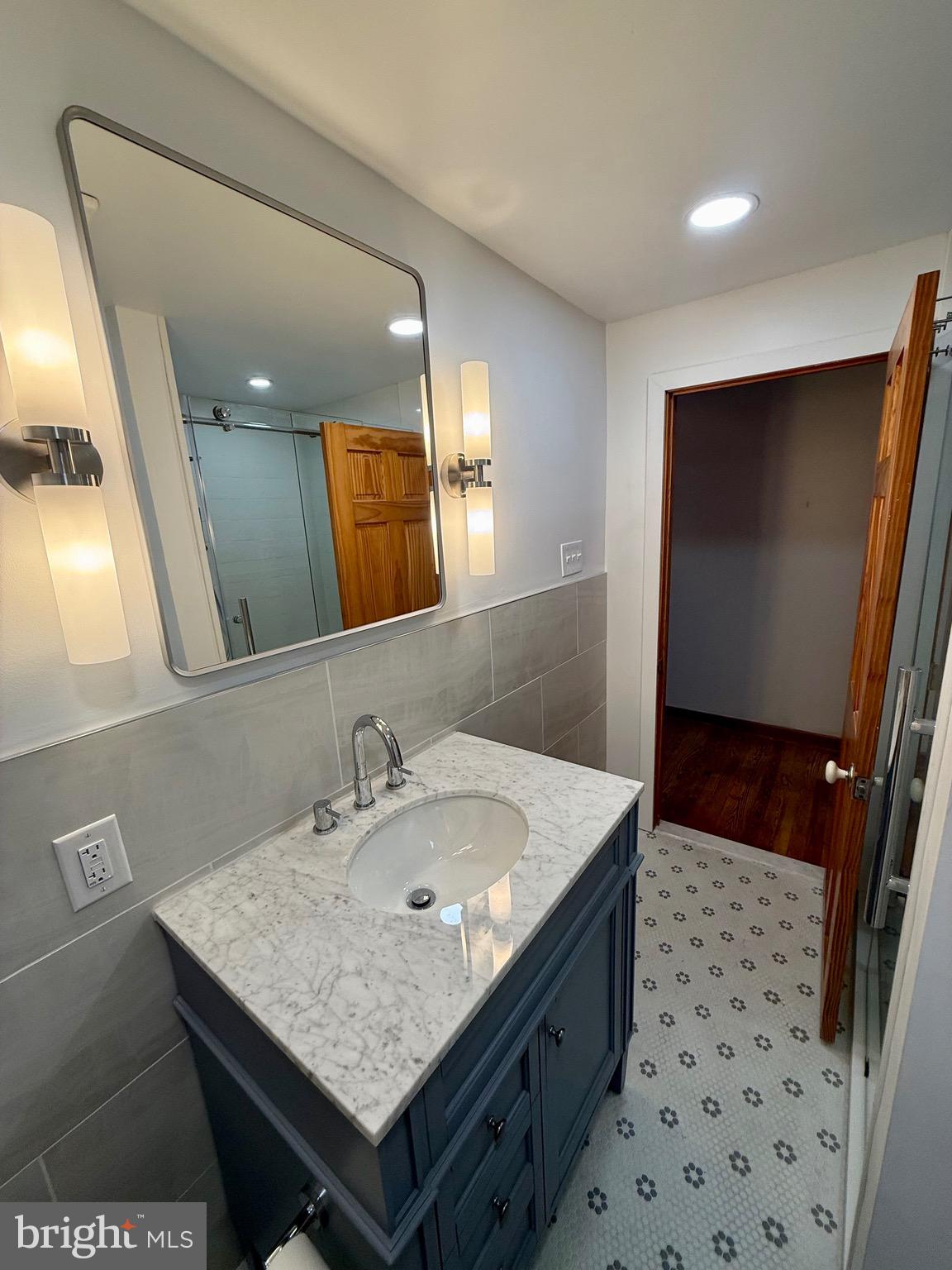 1249 E OXFORD STREET