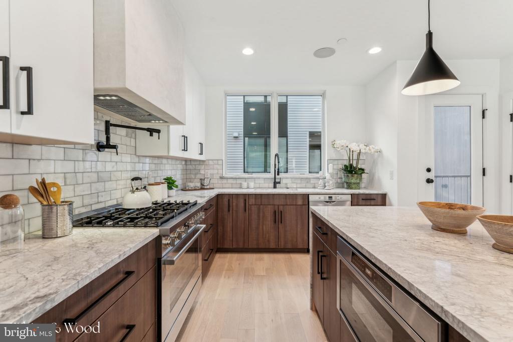 964 N 6TH STREET