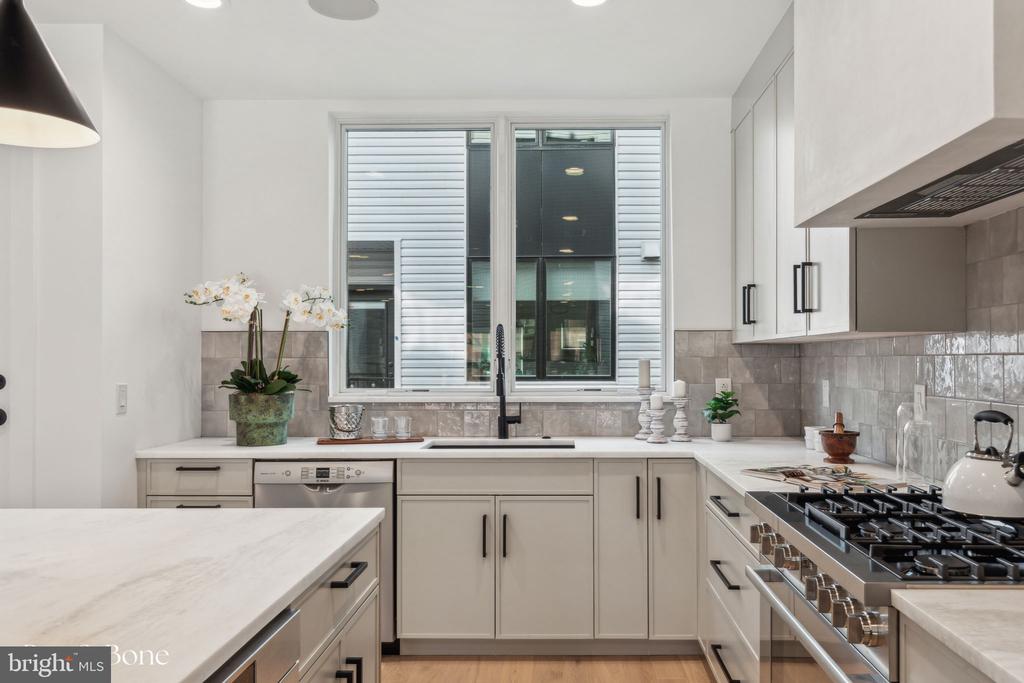 964 N 6TH STREET