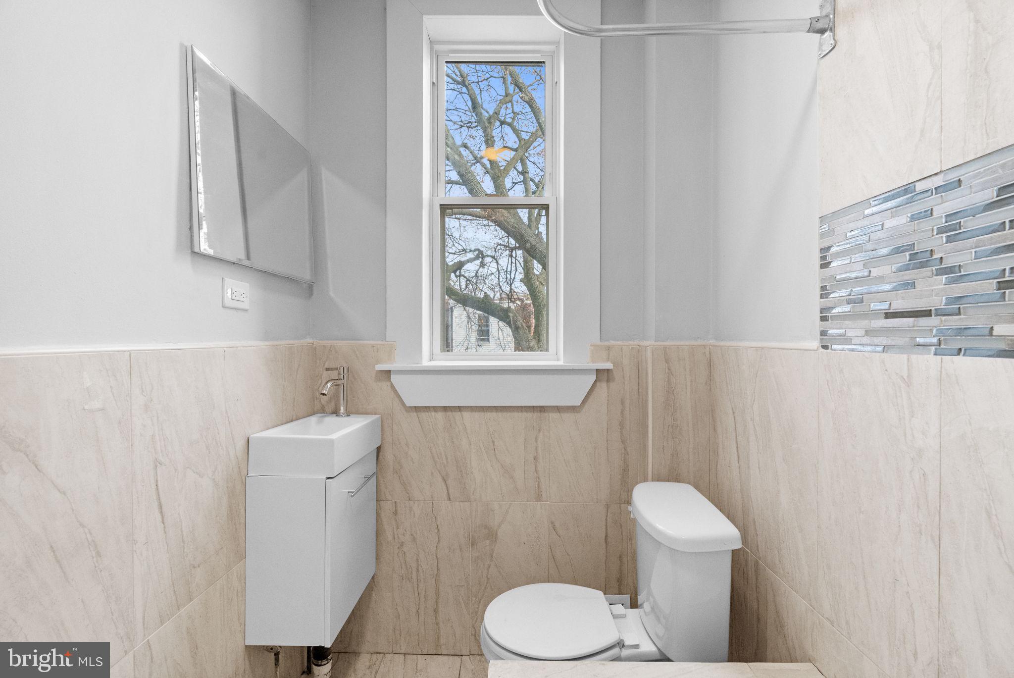 6247 N WOODSTOCK STREET