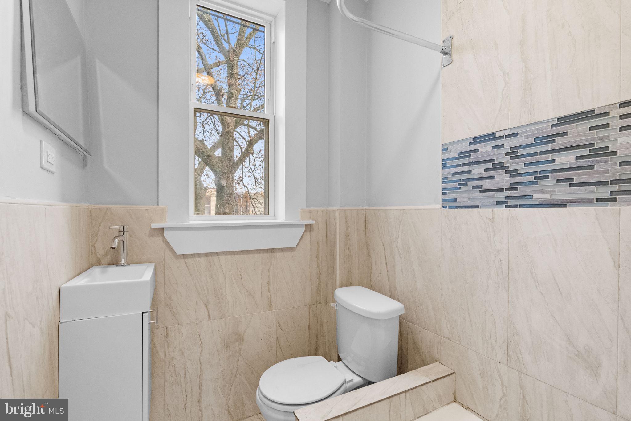 6247 N WOODSTOCK STREET