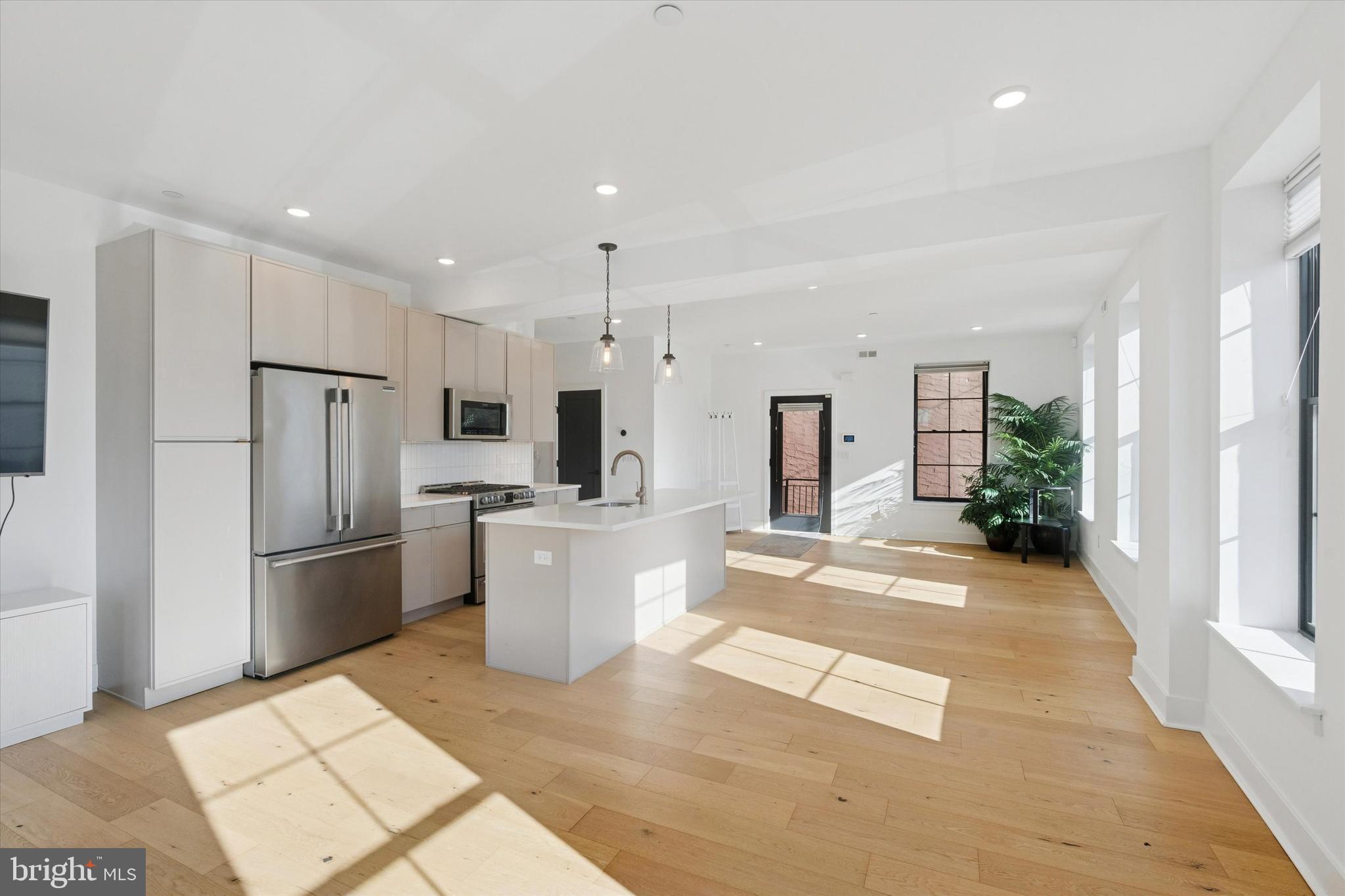 2141 E HAGERT STREET B