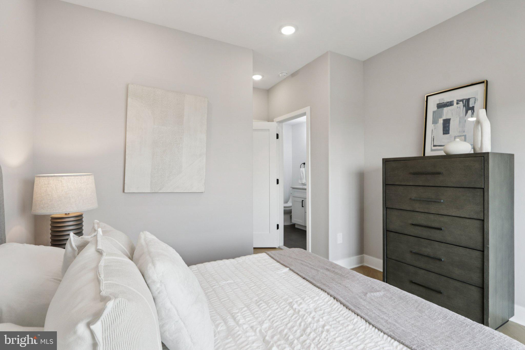 1814 E MOYAMENSING AVENUE B