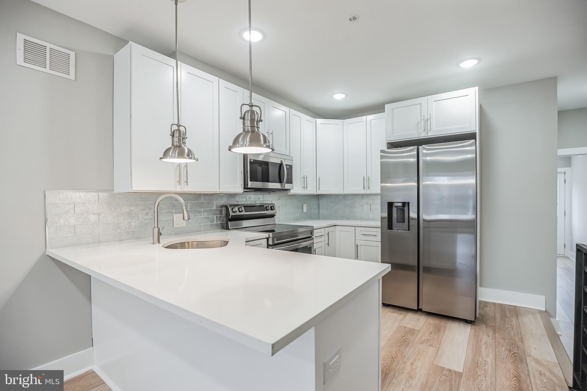 2216 EMERALD STREET |UNIT B