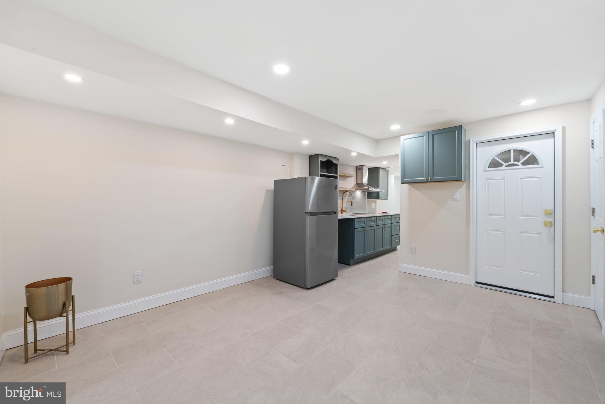 6027 WOODCREST AVENUE