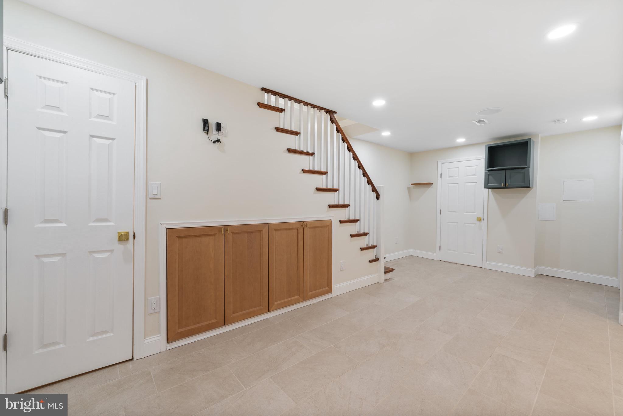 6027 WOODCREST AVENUE