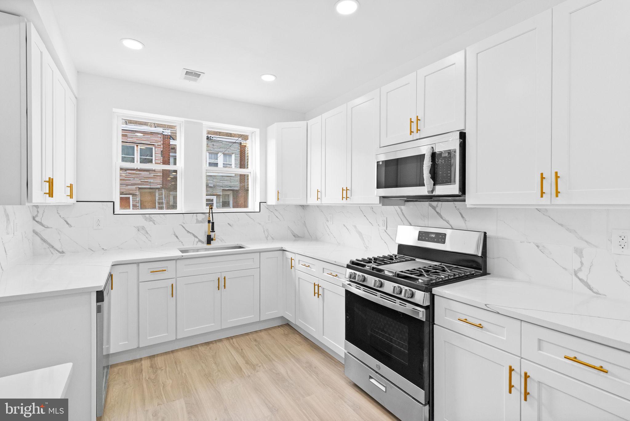 3932 N SMEDLEY STREET