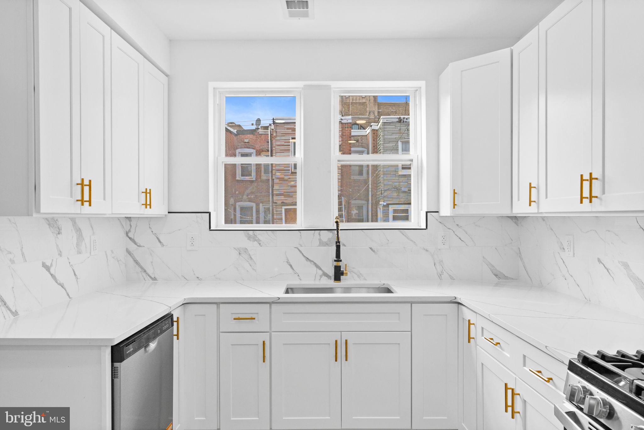 3932 N SMEDLEY STREET