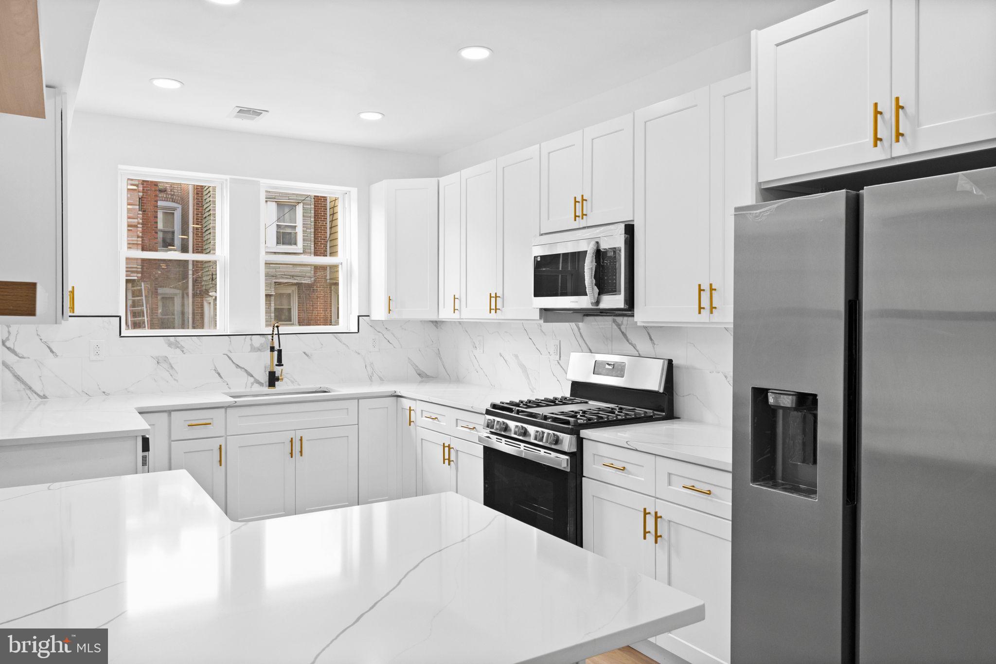 3932 N SMEDLEY STREET