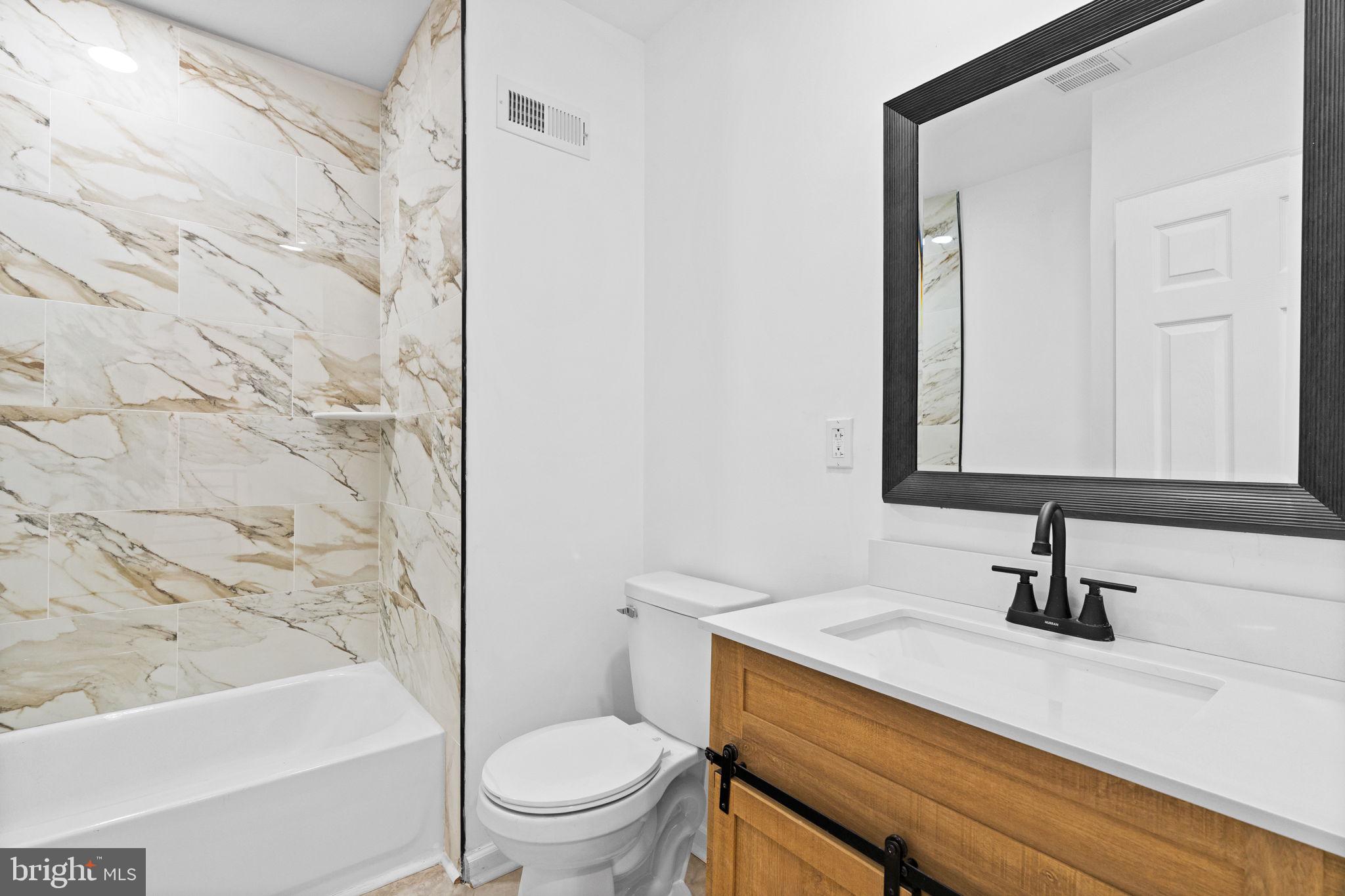 3932 N SMEDLEY STREET