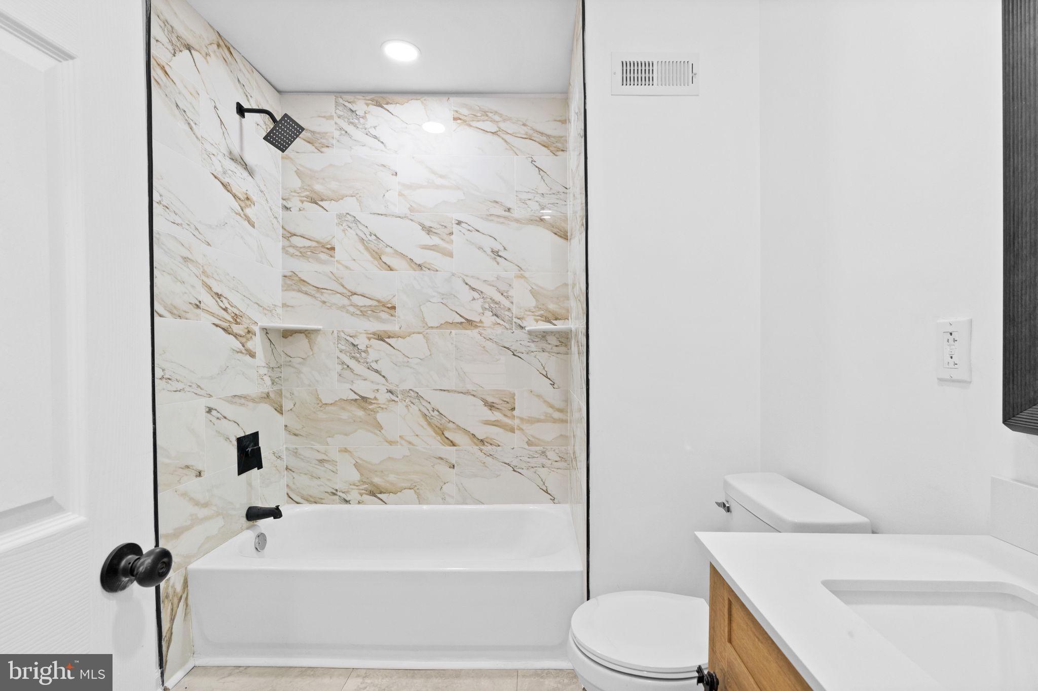 3932 N SMEDLEY STREET