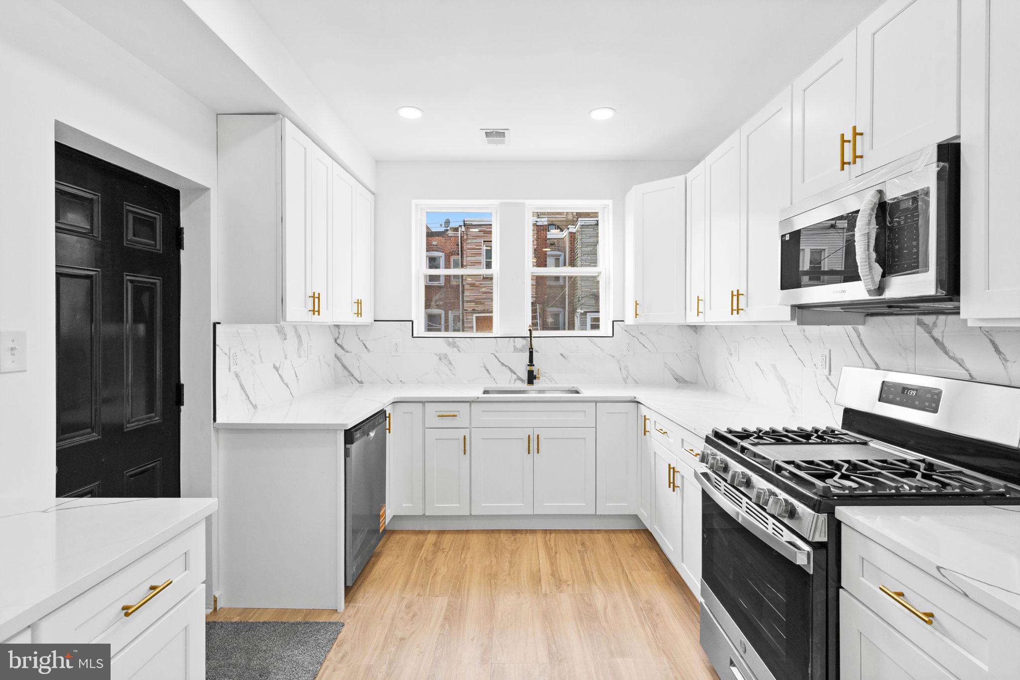 3932 N SMEDLEY STREET