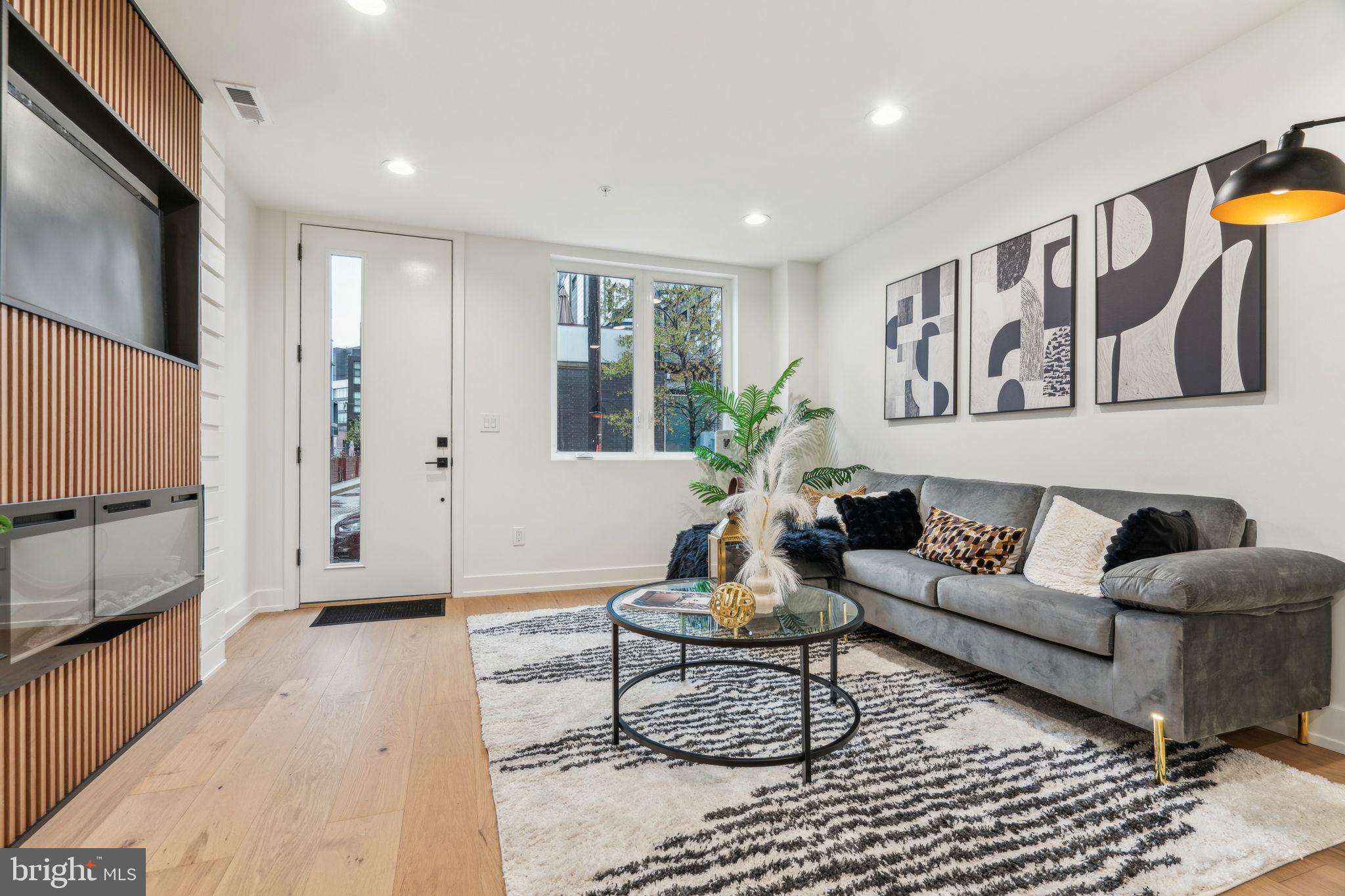 1106 N BODINE STREET