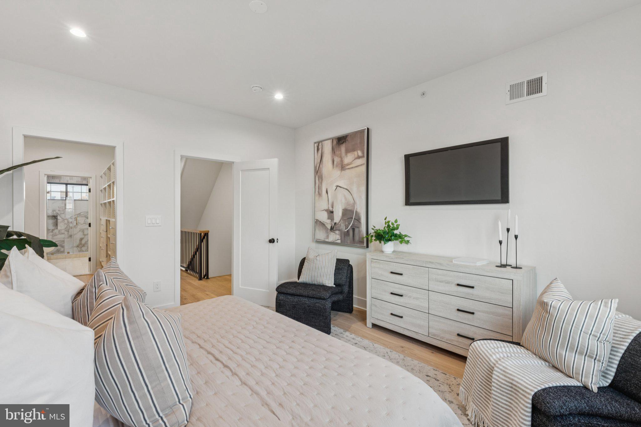 2316 DICKINSON STREET