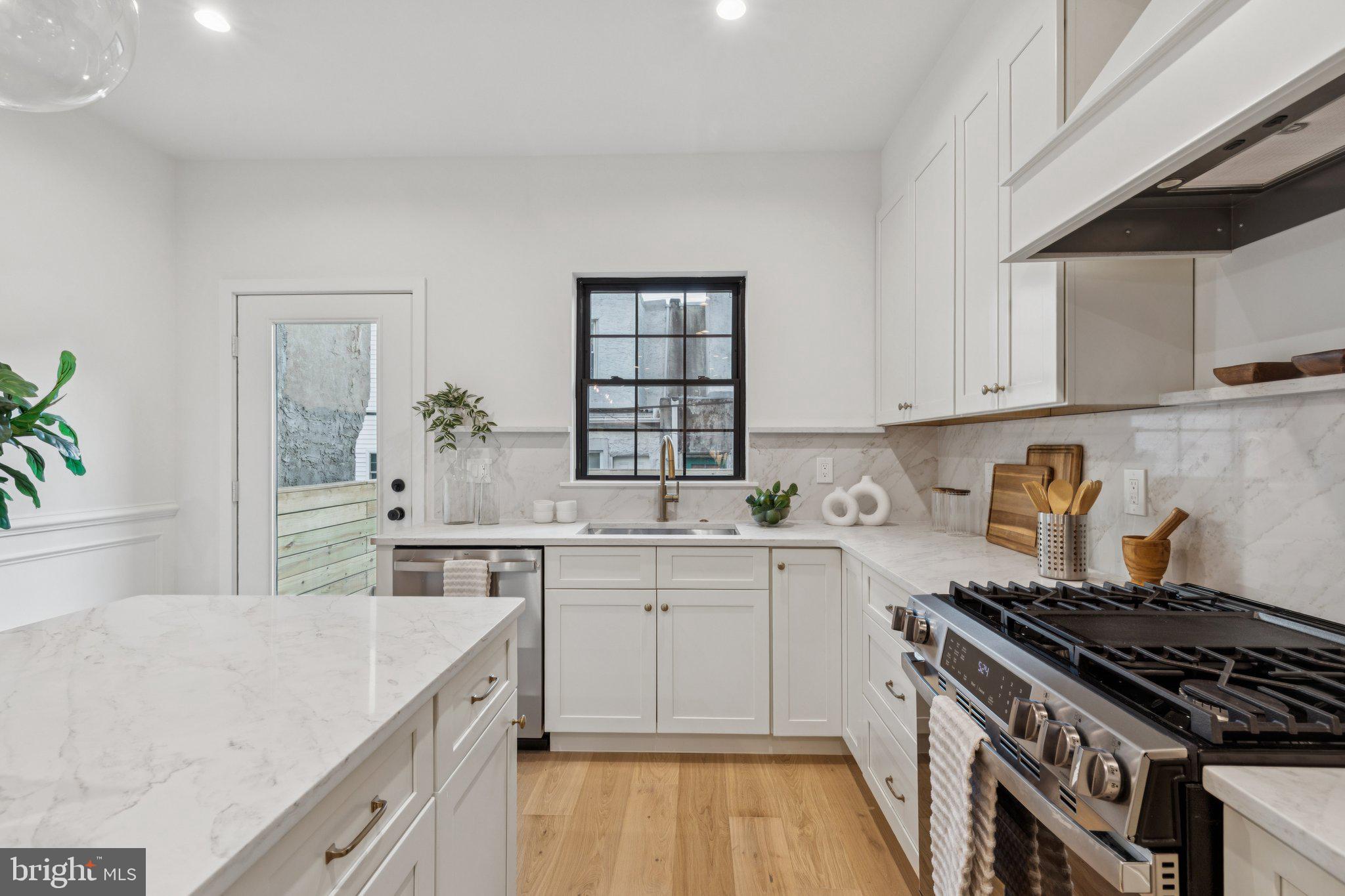 2316 DICKINSON STREET