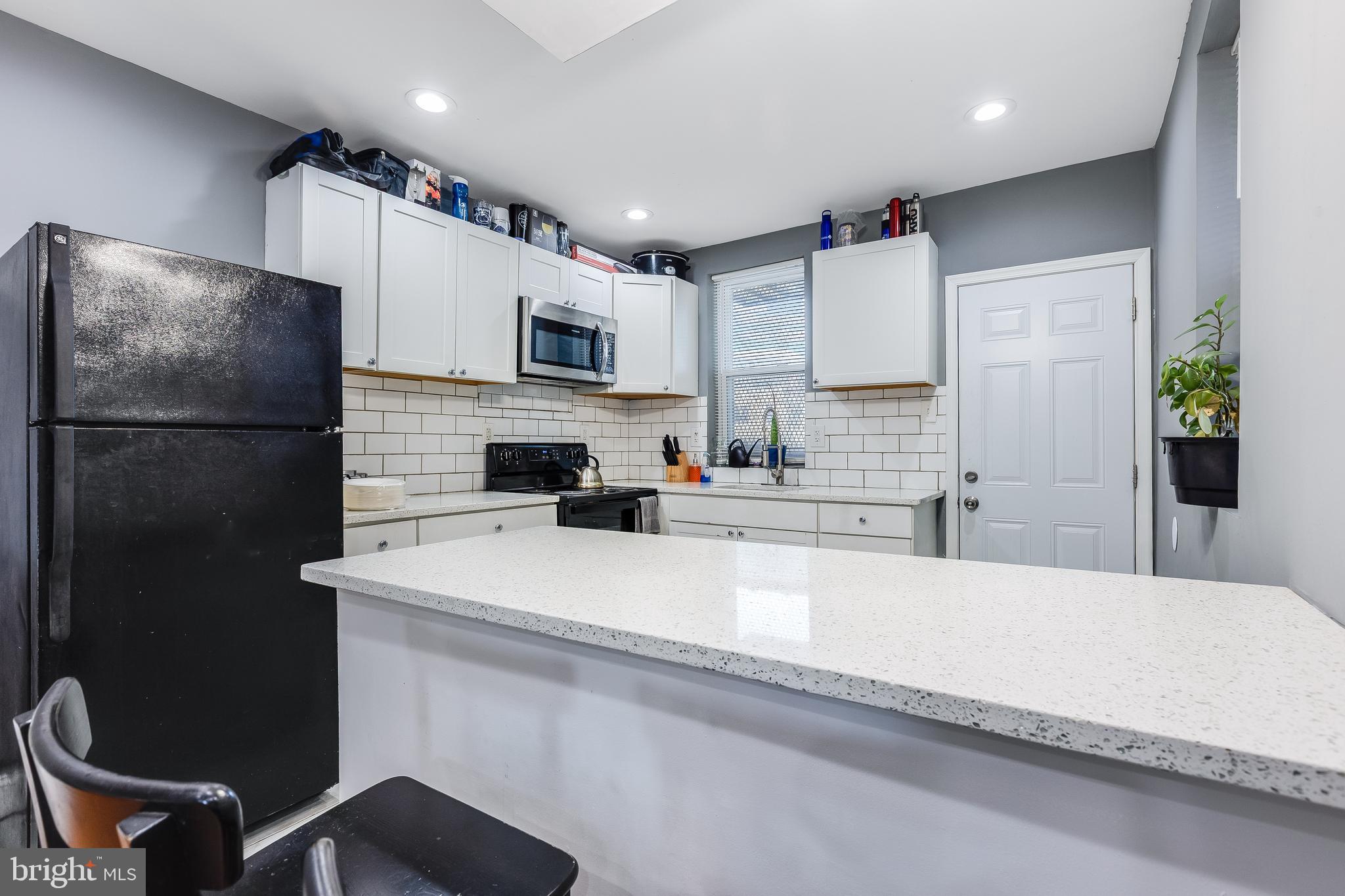 2405 W HUNTINGDON STREET