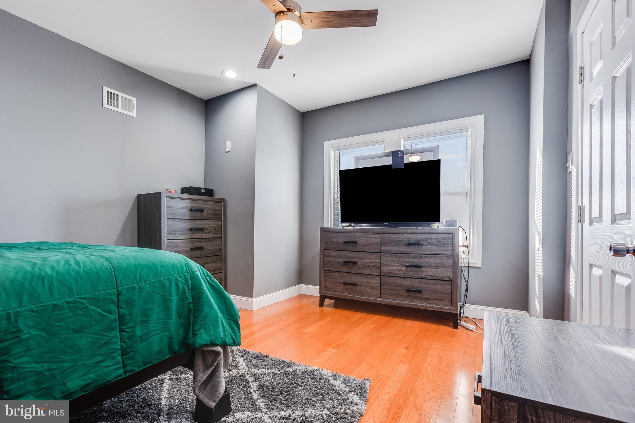 2405 W HUNTINGDON STREET