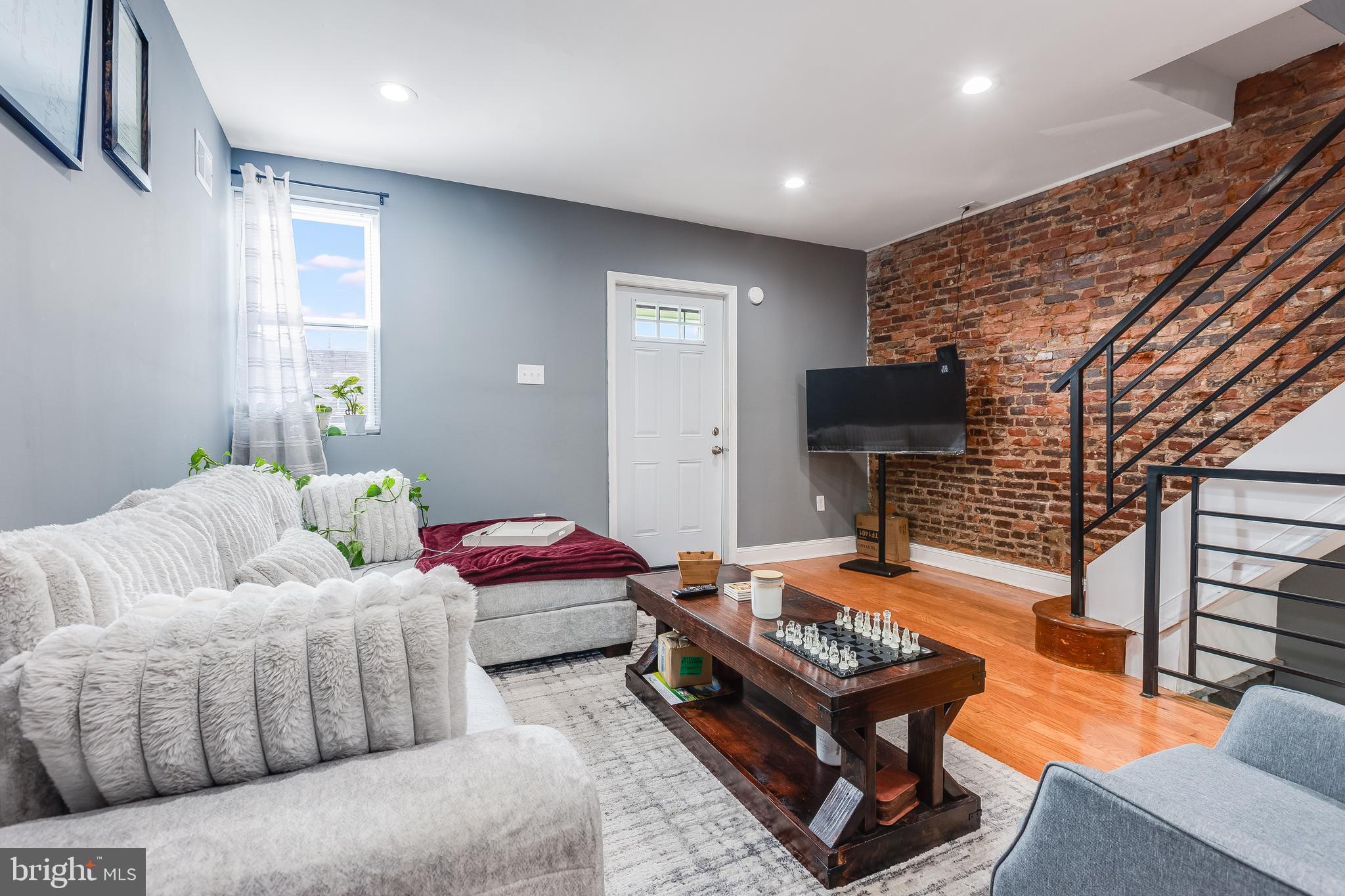 2405 W HUNTINGDON STREET