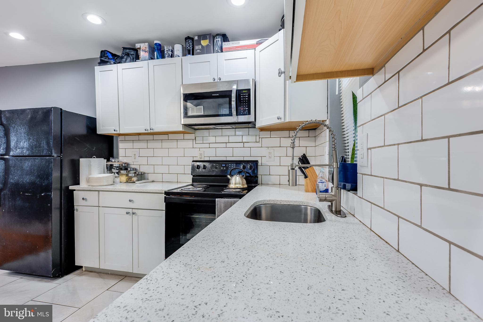 2405 W HUNTINGDON STREET