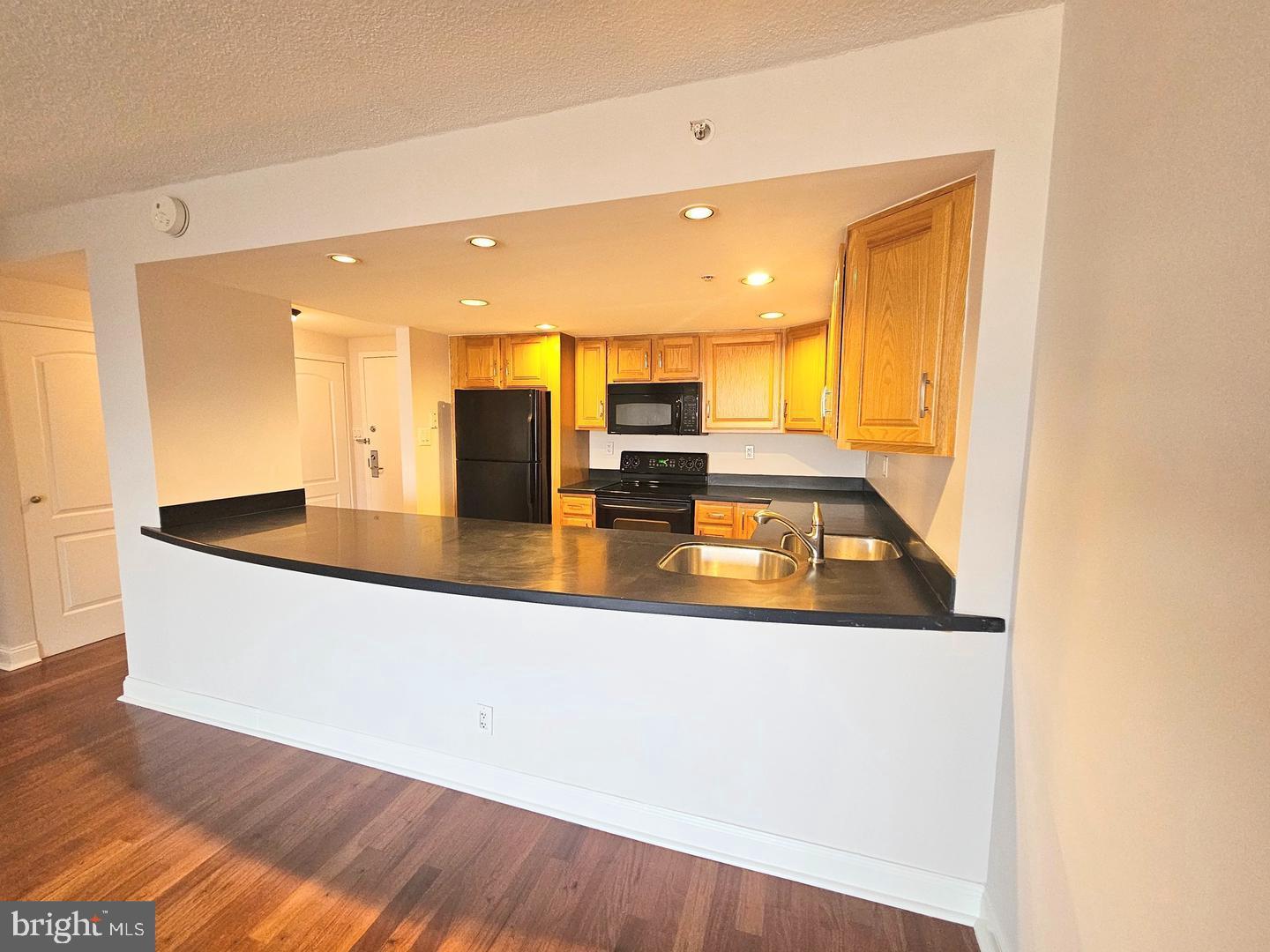 2001 HAMILTON STREET 00 925