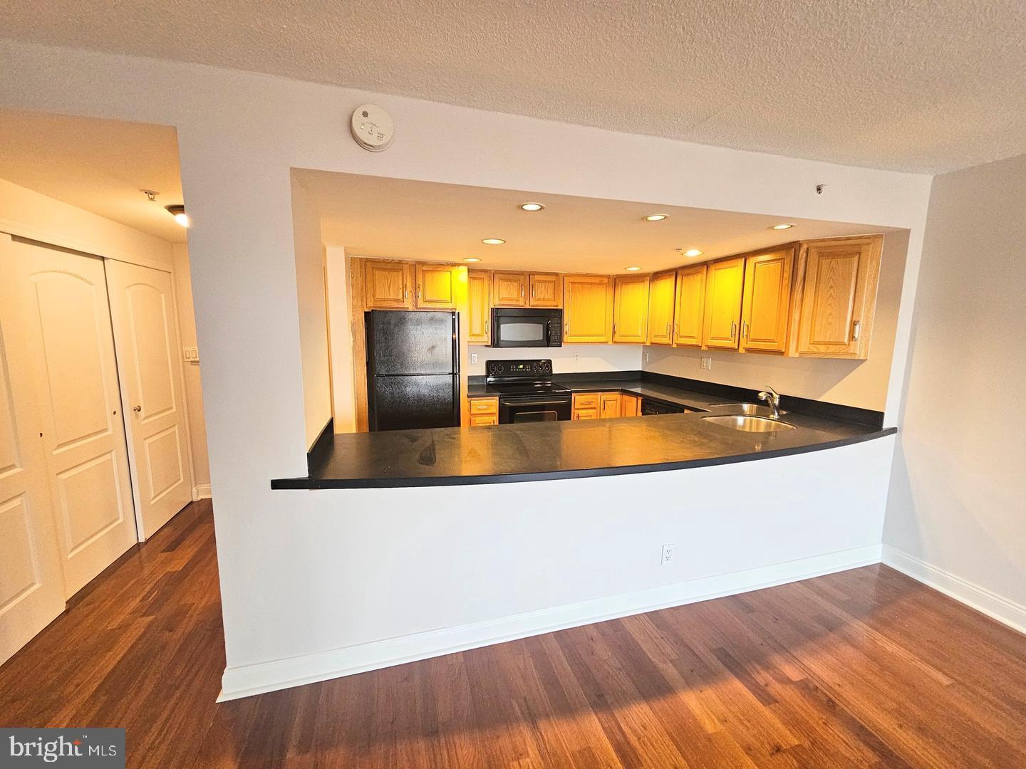 2001 HAMILTON STREET 00 925