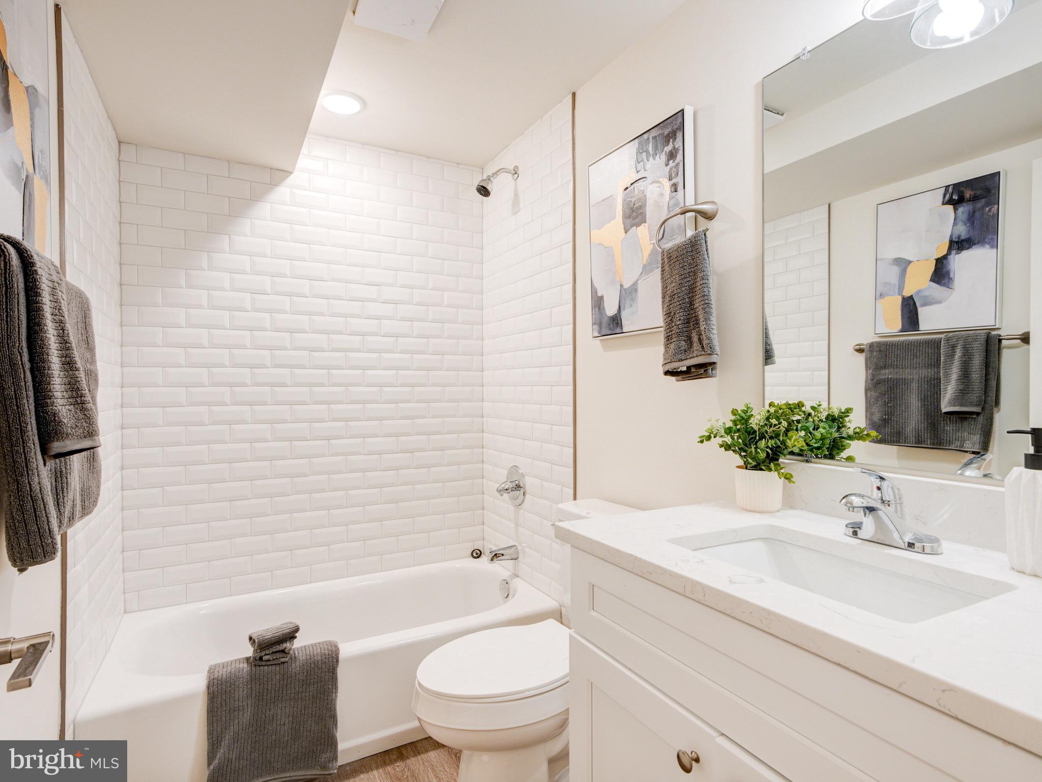 2068 E MONMOUTH STREET