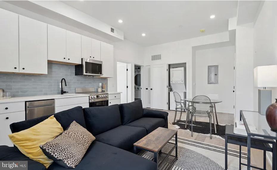 3040 3037 RICHMOND STREET 401